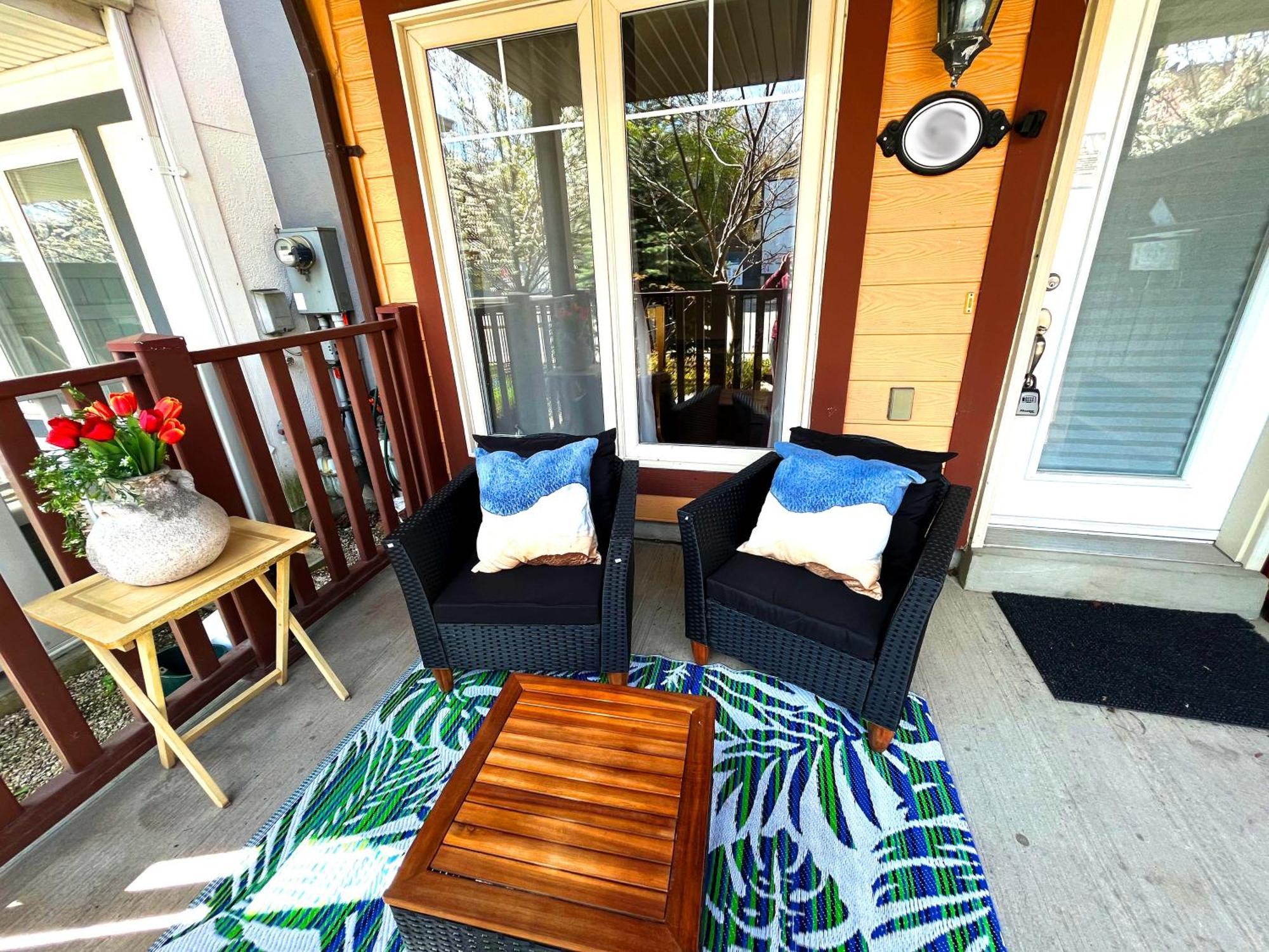 Stunning Rooms In Townhouse Across The Beach Toronto Kültér fotó