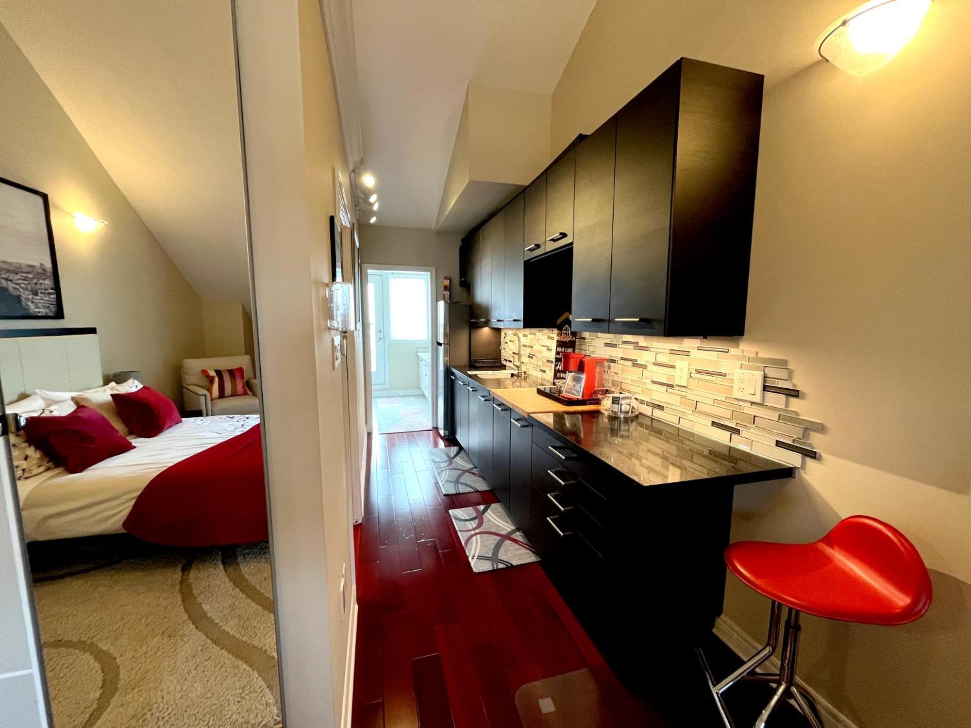 Stunning Rooms In Townhouse Across The Beach Toronto Kültér fotó